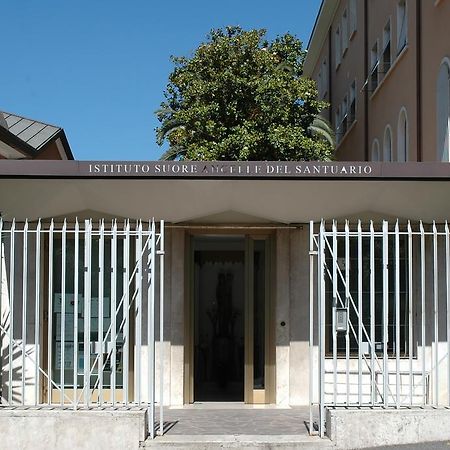 Отель Casa Religiosa Per Ferie Ancelle Del Santuario Рим Экстерьер фото