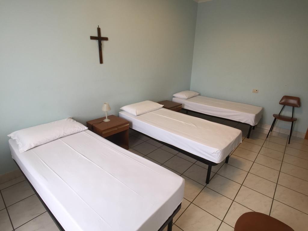 Отель Casa Religiosa Per Ferie Ancelle Del Santuario Рим Экстерьер фото