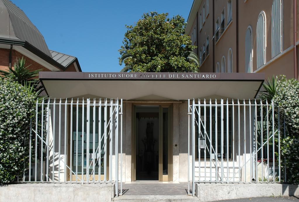 Отель Casa Religiosa Per Ferie Ancelle Del Santuario Рим Экстерьер фото