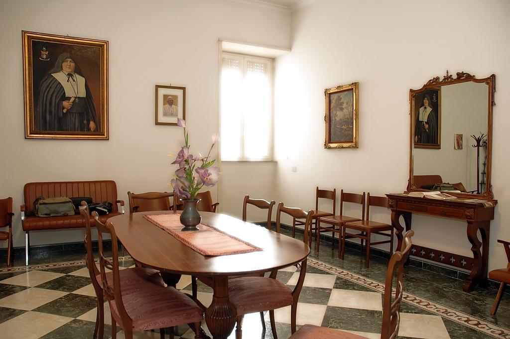 Отель Casa Religiosa Per Ferie Ancelle Del Santuario Рим Экстерьер фото