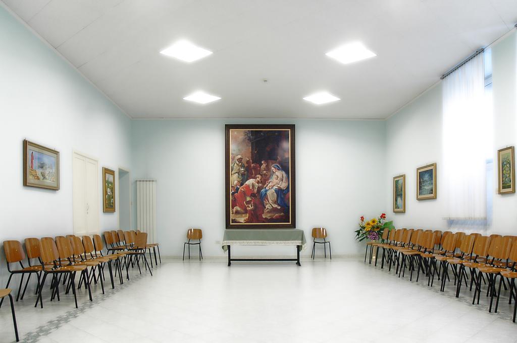 Отель Casa Religiosa Per Ferie Ancelle Del Santuario Рим Экстерьер фото
