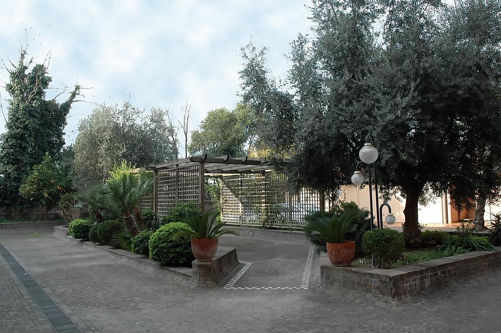 Отель Casa Religiosa Per Ferie Ancelle Del Santuario Рим Экстерьер фото